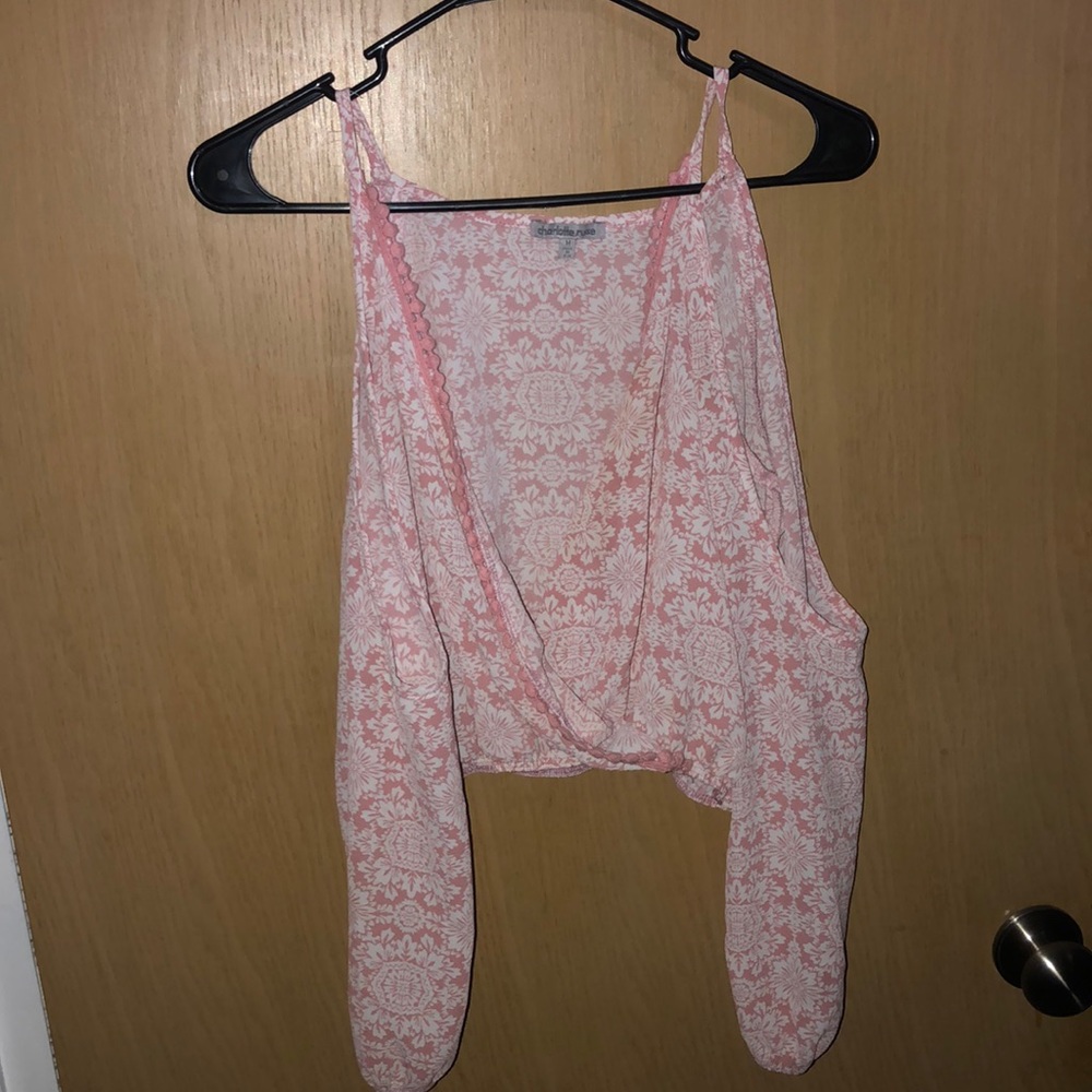 Cute shirt!!! Buttons in the middle!